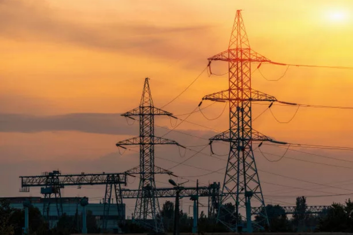 ¿Cuáles son las características estructurales de la torre de vigilancia?