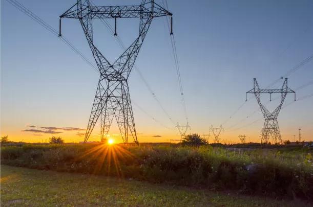 ¿Cuáles son las funciones de las torres de acero en ángulo?