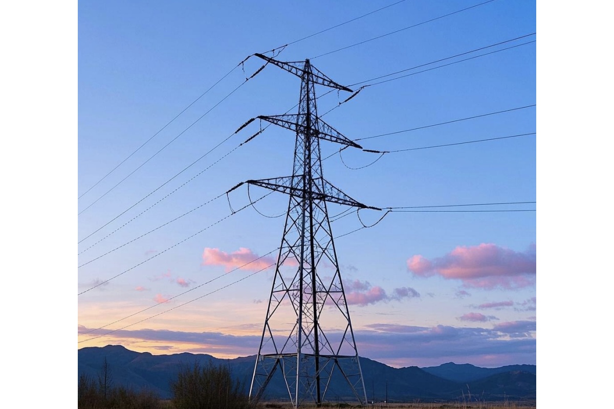 ¿Cuáles son las características de la torre de monitoreo de metales?
