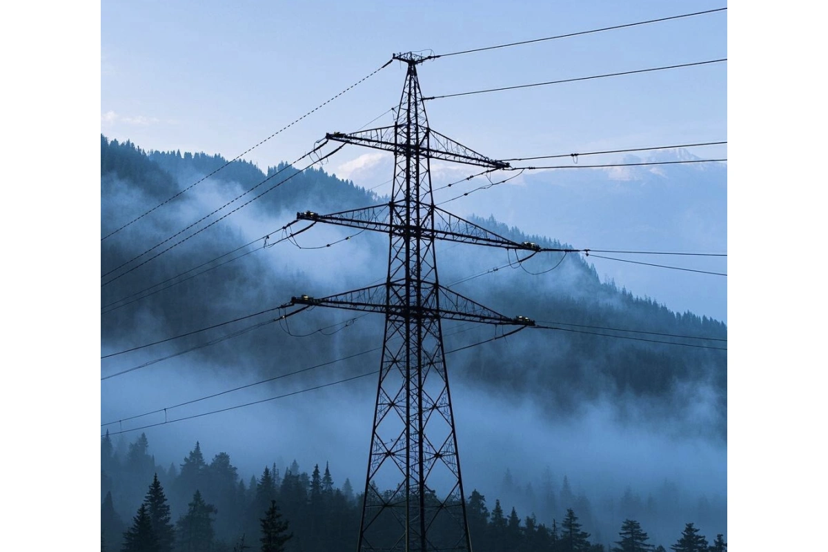 ¿Cuáles son las características de la torre de energía eléctrica de metal?