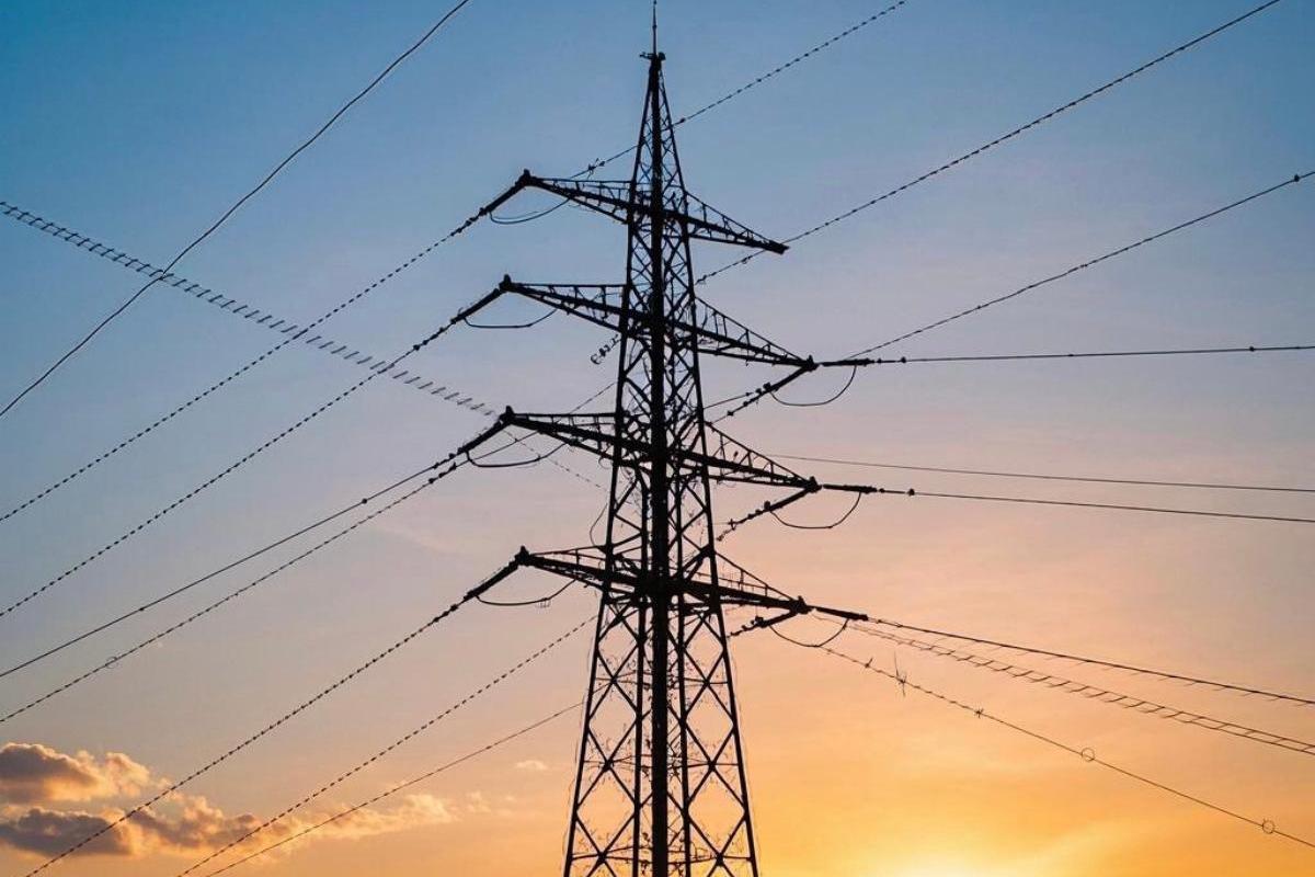 ¿Cuáles son las características de las torres de rayos de metal?