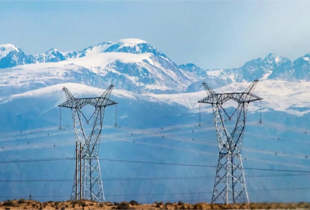 ¿Cuáles son las características de una torre de metal recta de alto voltaje?