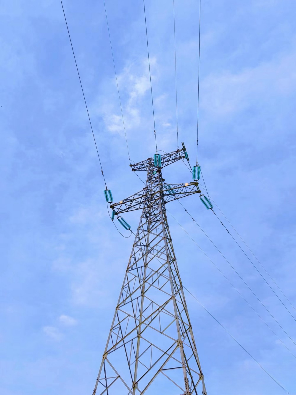 ¿Cuáles son las características de la torre de monitoreo de acero?
