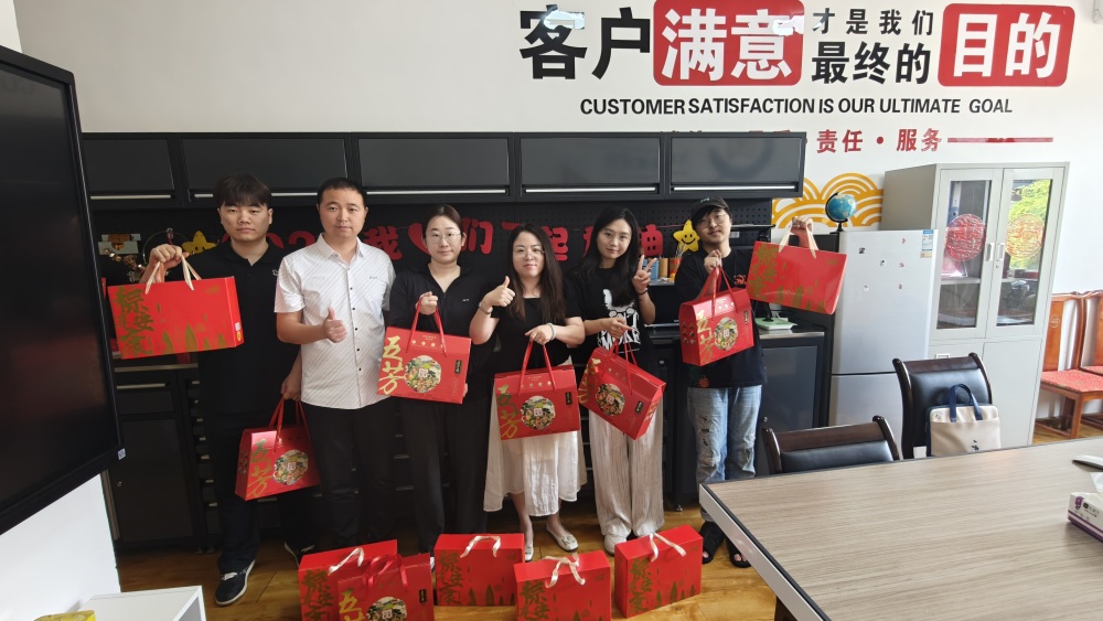 Maotong celebra el festival de botes de dragón