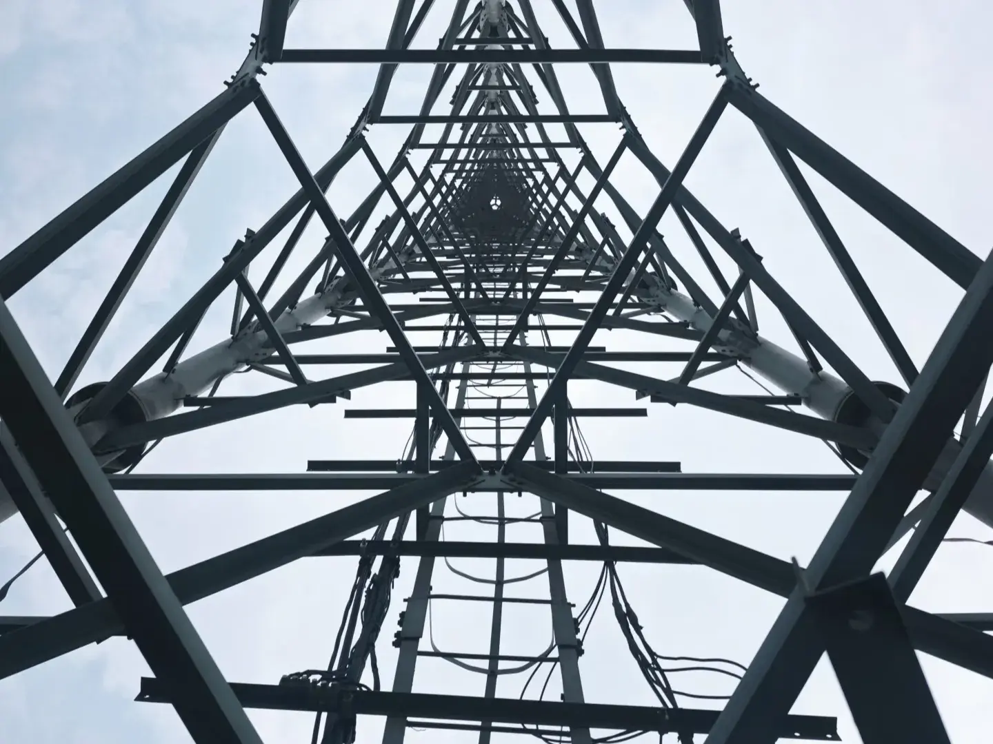 Estética simétrica de torres de transmisión