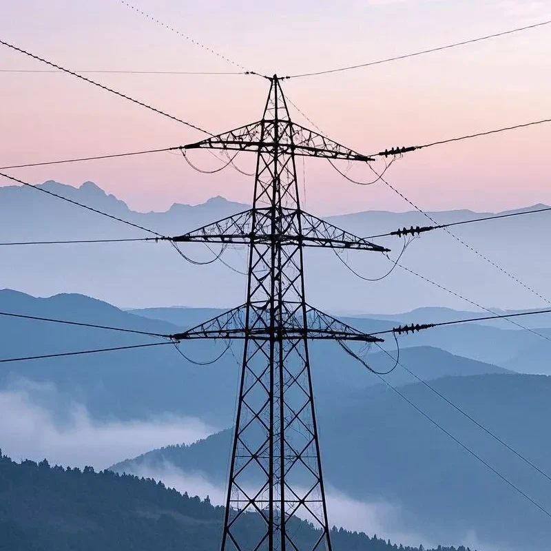 Torre de energía eléctrica de metal